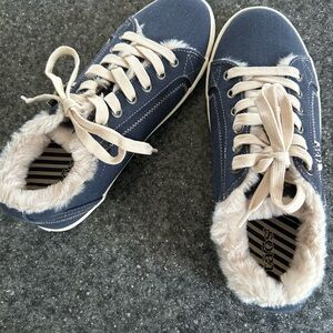 Taos Blue Fur-Lined Casual Sneakers